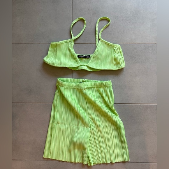 Boohoo Green Pleated Crop Top and Shorts Set - Picture 5 of 7